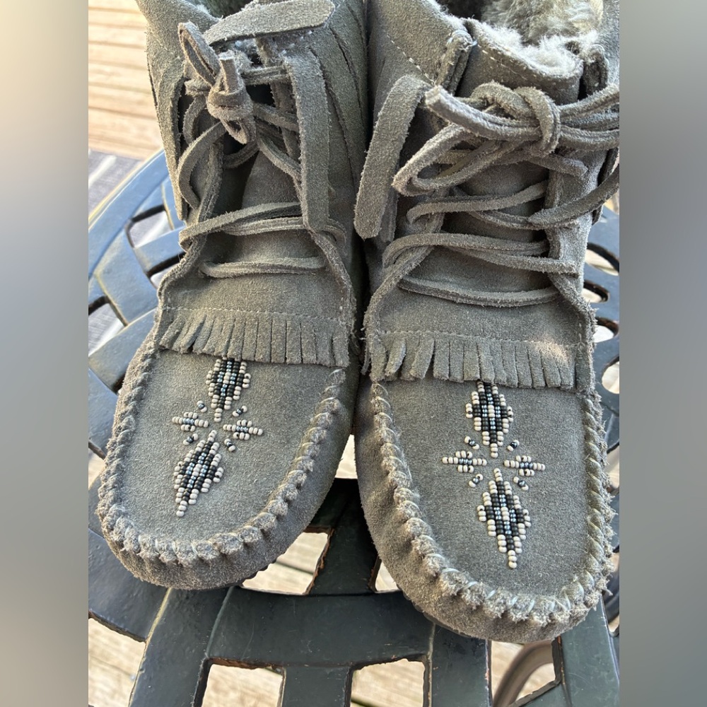 Manitoba Harvestor Gray Fringe Moccasin Boots fur Lining excellent preloved - Picture 9 of 11